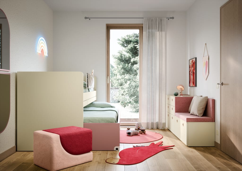 Camera per bambine stile classico con letto doppio, divano contenitore in tessuto, poltroncina modulare e tappeto sagomato rosso.